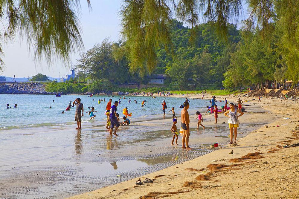 Паттайя можно купаться. Пляж Саттахип. Саттахип Паттайя. Таиланд пляж Саттахип. Пляж Чонбури Паттайя.
