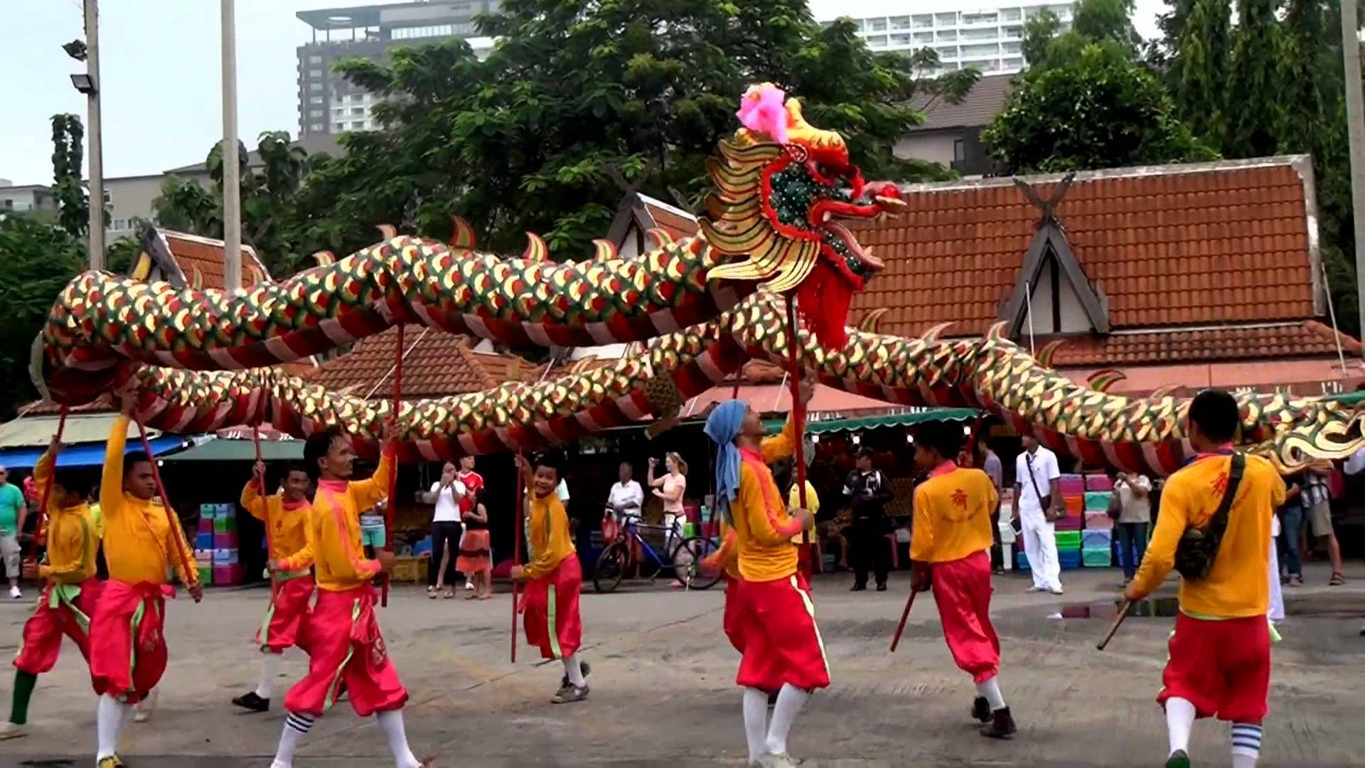 Видео парад в тайланде. Фестиваль Паттайя. Таиланд Паттайя фестиваль. Парад дракона. Затерянный Паттайе китайская.