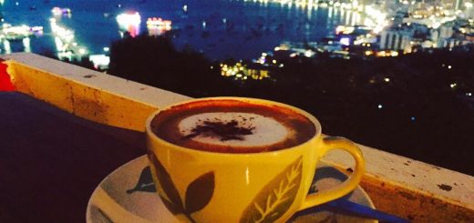 Кофе с видом на ночную Паттайю