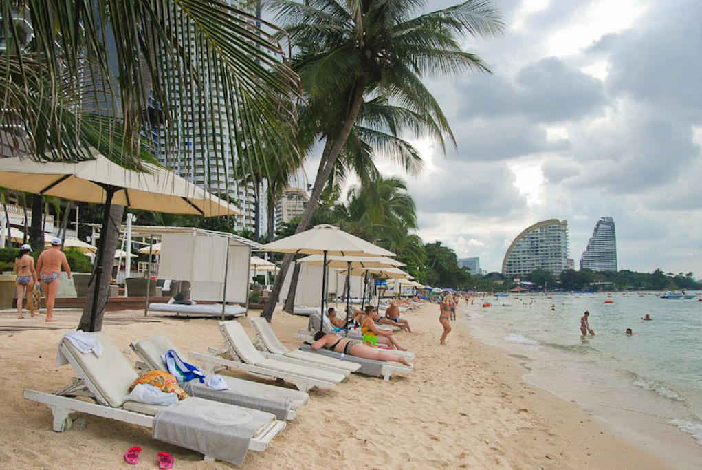 Паттайя в мае отзывы. Wongamat Beach Паттайя. Пляж Вонгамат в Тайланде. Пляж Вонгамат (Wong Amat Beach). Пляж Джомтьен Паттайя.